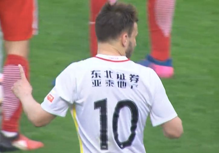 合家欢动画电影《恐龙王》曝光终极海报，恐龙父子联手勇闯白垩纪，影片中恐龙父子间浓浓的亲情令人感动，被粉丝称为最适合爸爸带孩子看的电影